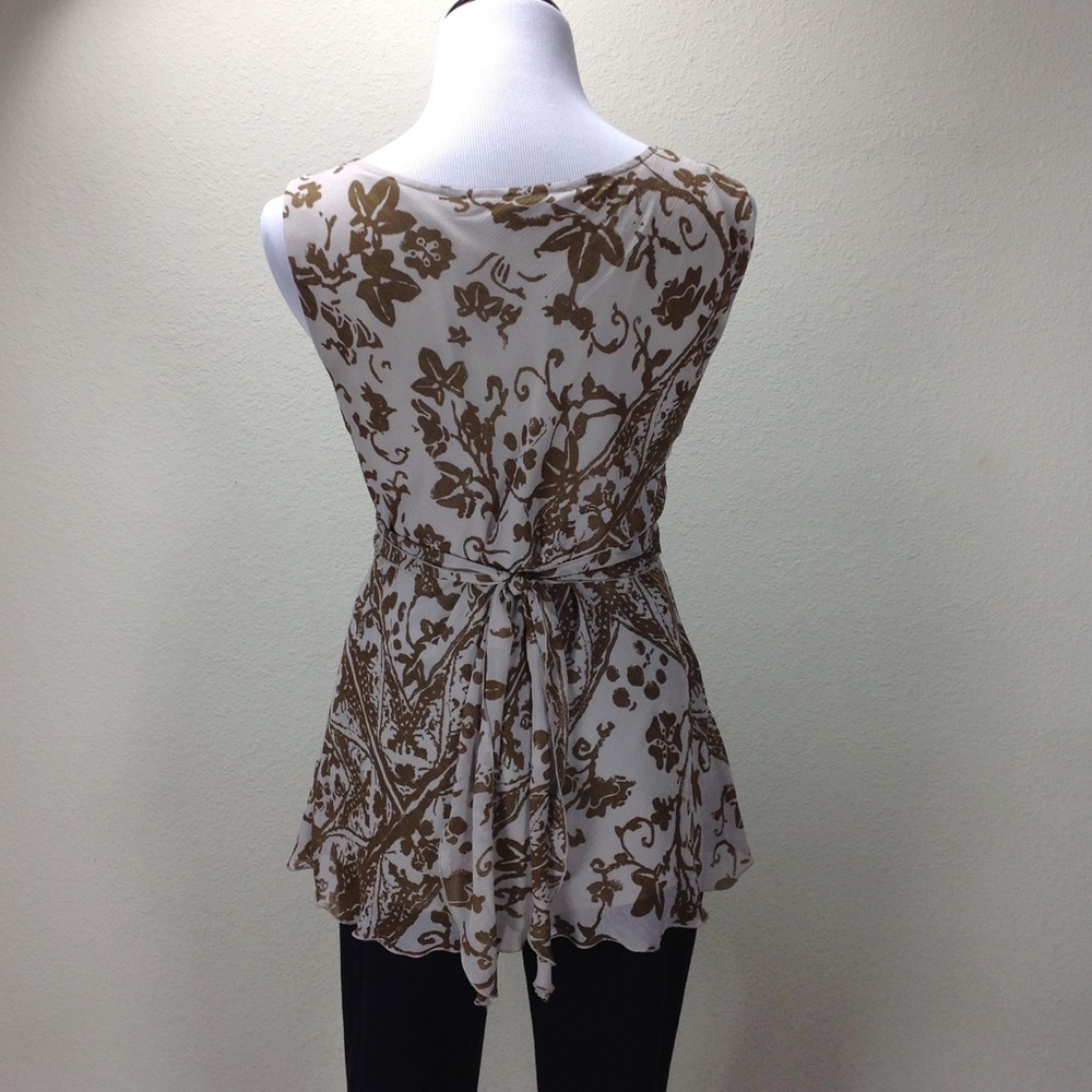 Violet & Claire Tan & CreM Sleeveless V-ne… - Picture 3 of 7